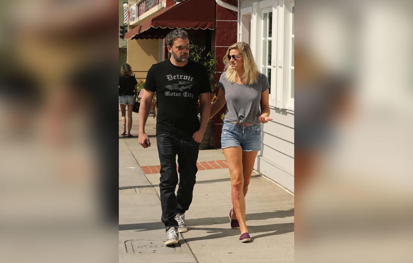 Ben Affleck Saturday PDA With Lindsay Shookus