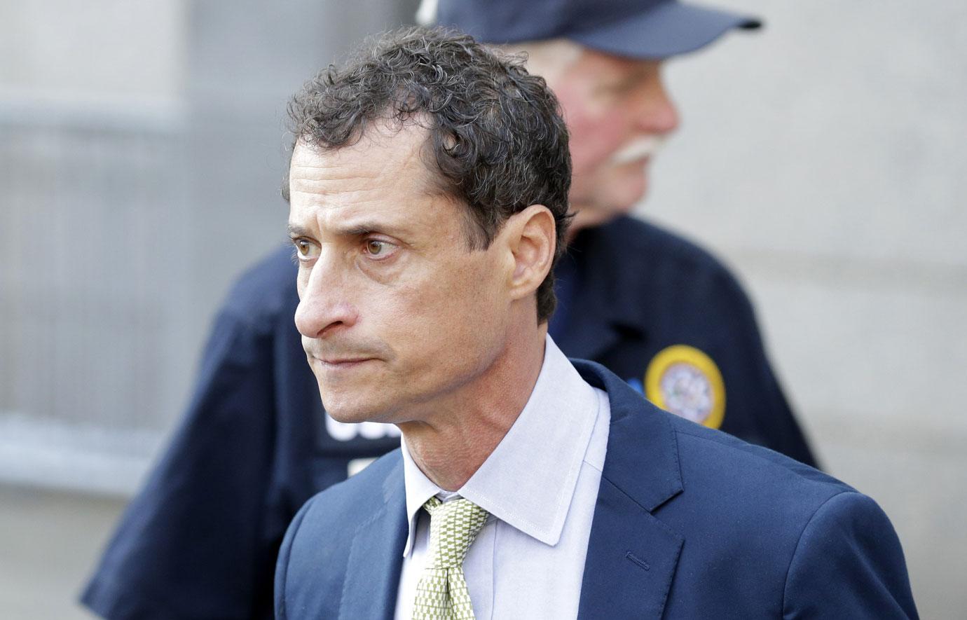 anthony weiner joins confide app sexting scadal  year old