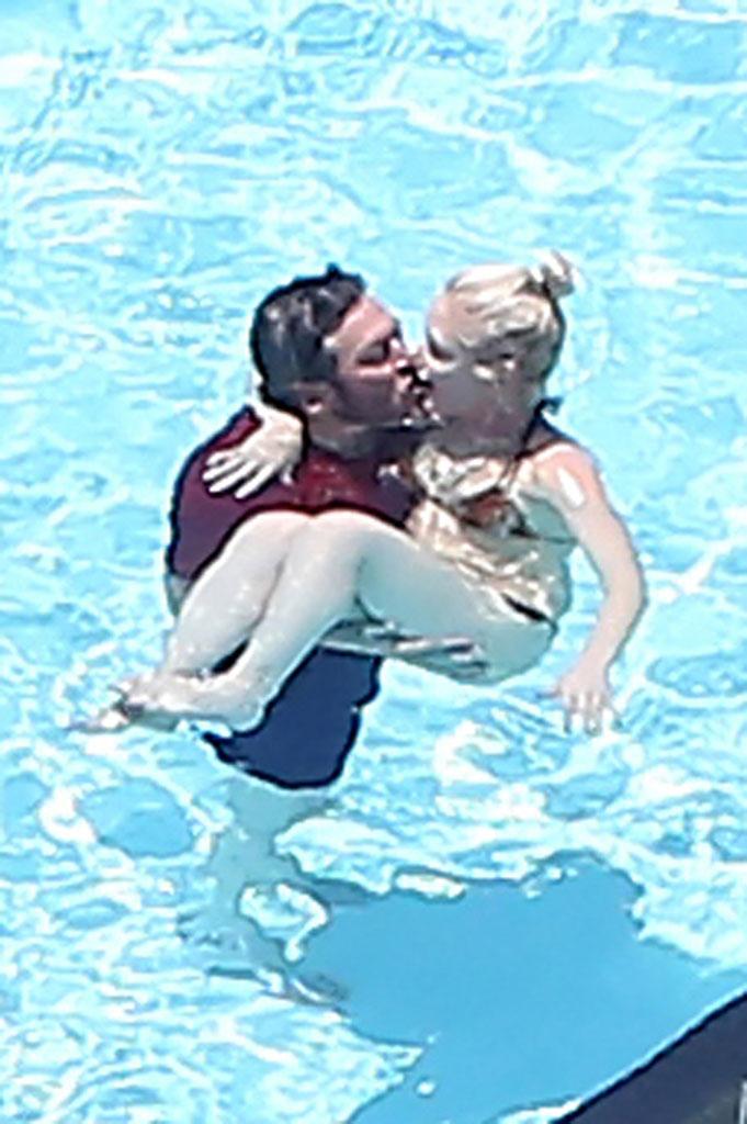 //gwen stefani blake shelton pool bikini kissing