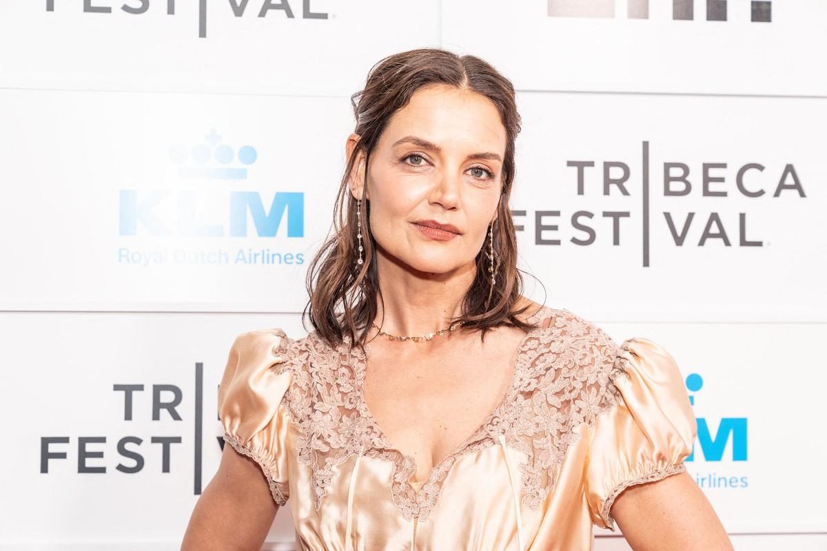 Sources said Katie Holmes did not push Suri to cut ties with her father.