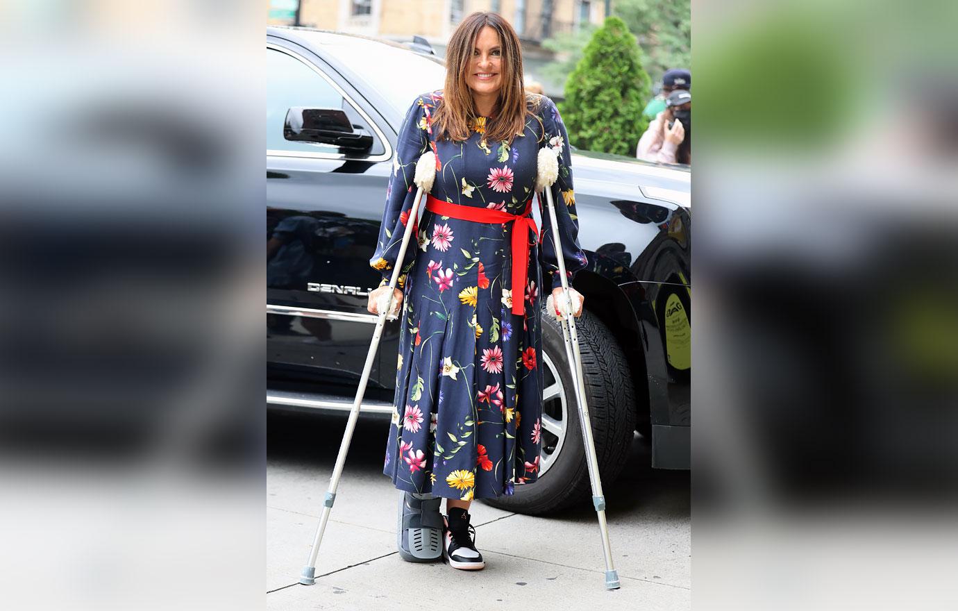 law order svu mariska hargitay on set crutches ankle break photos r