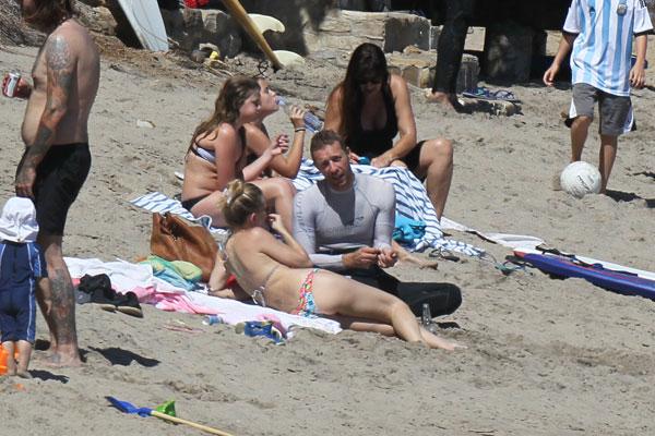 Chris Martin & Kate Hudson At the Beach