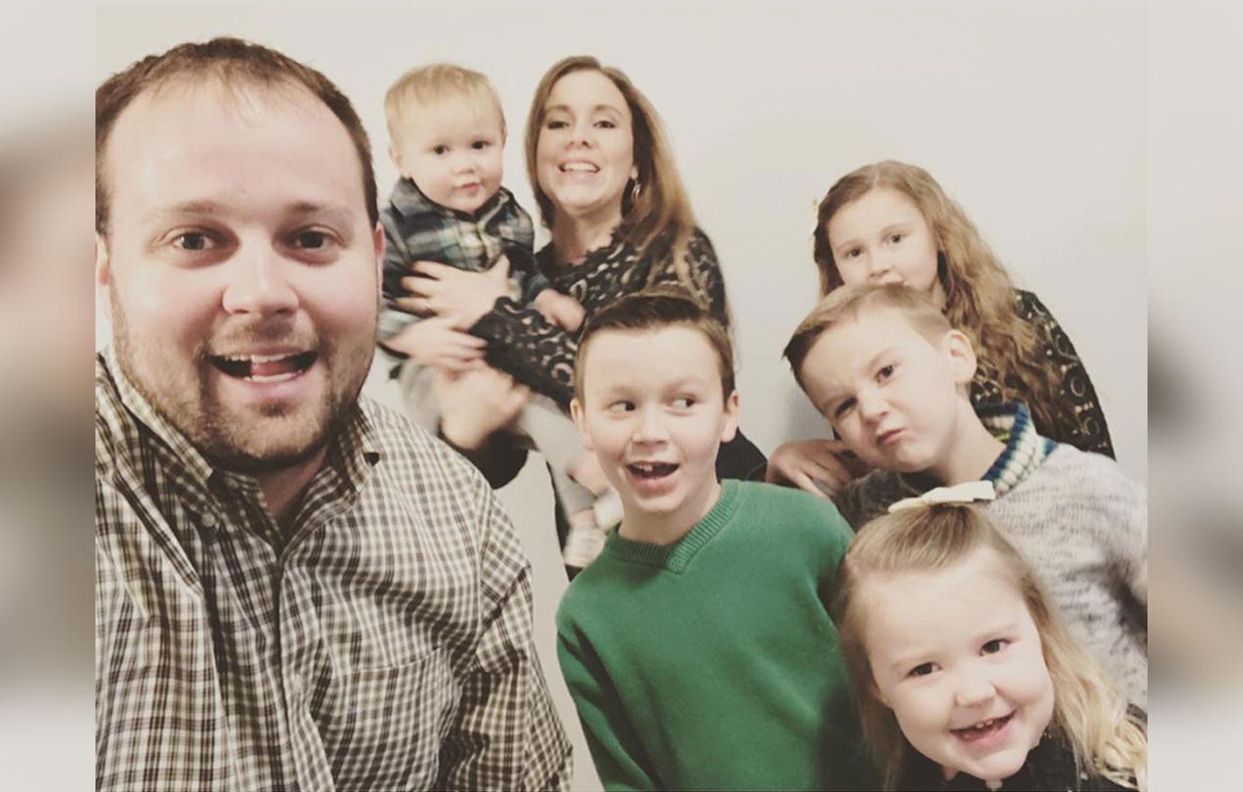 internet sleuths anna duggar christmas florida family no kids josh guilty jail