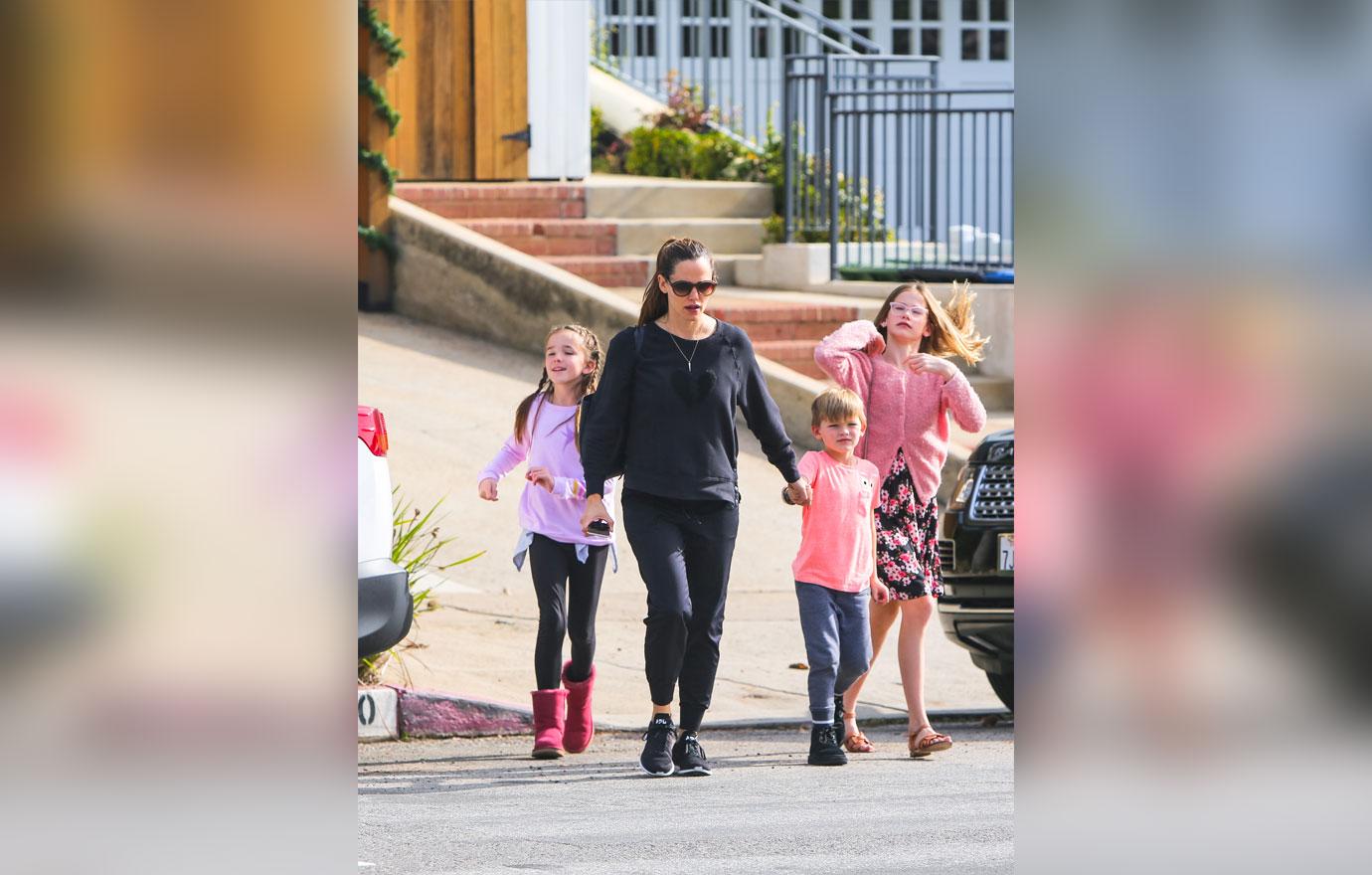 Jennifer Garner Out With Kids In Los Angeles