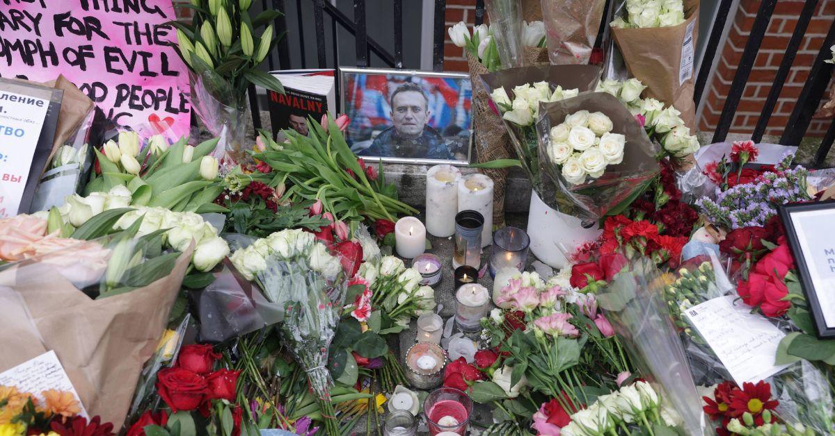 alexei navalny funeral thousands ignore vladimir putin last respects