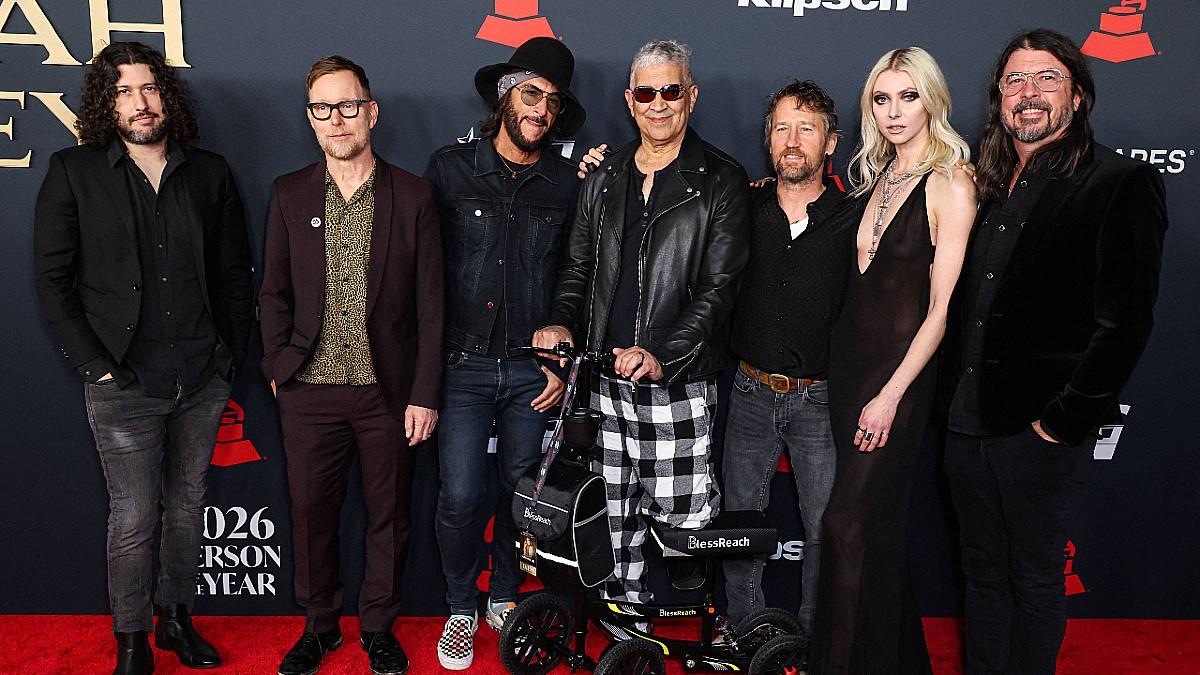 Foo Fighters; IIan Rubin, Nate Mendel, Rami Jaffee, Patt Smear,Chris Shiflett, David Grohl