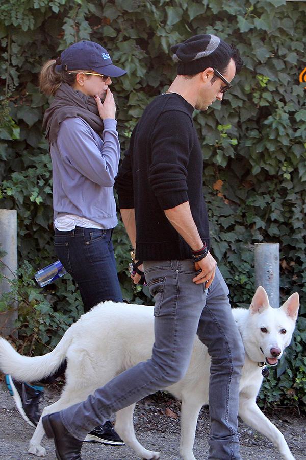 //jennifer aniston justin theroux wedding dogs