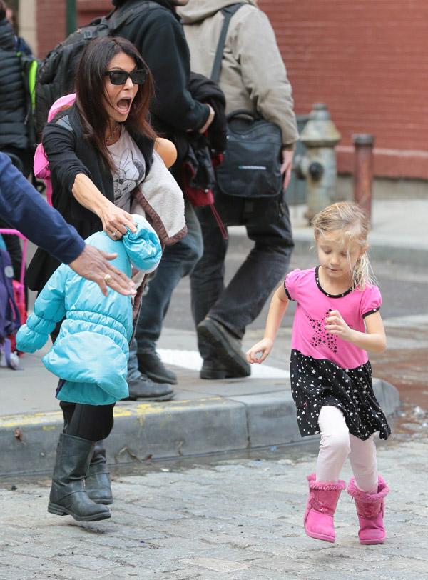 //bethenny frankel daughter bryn hoppy runs into traffic