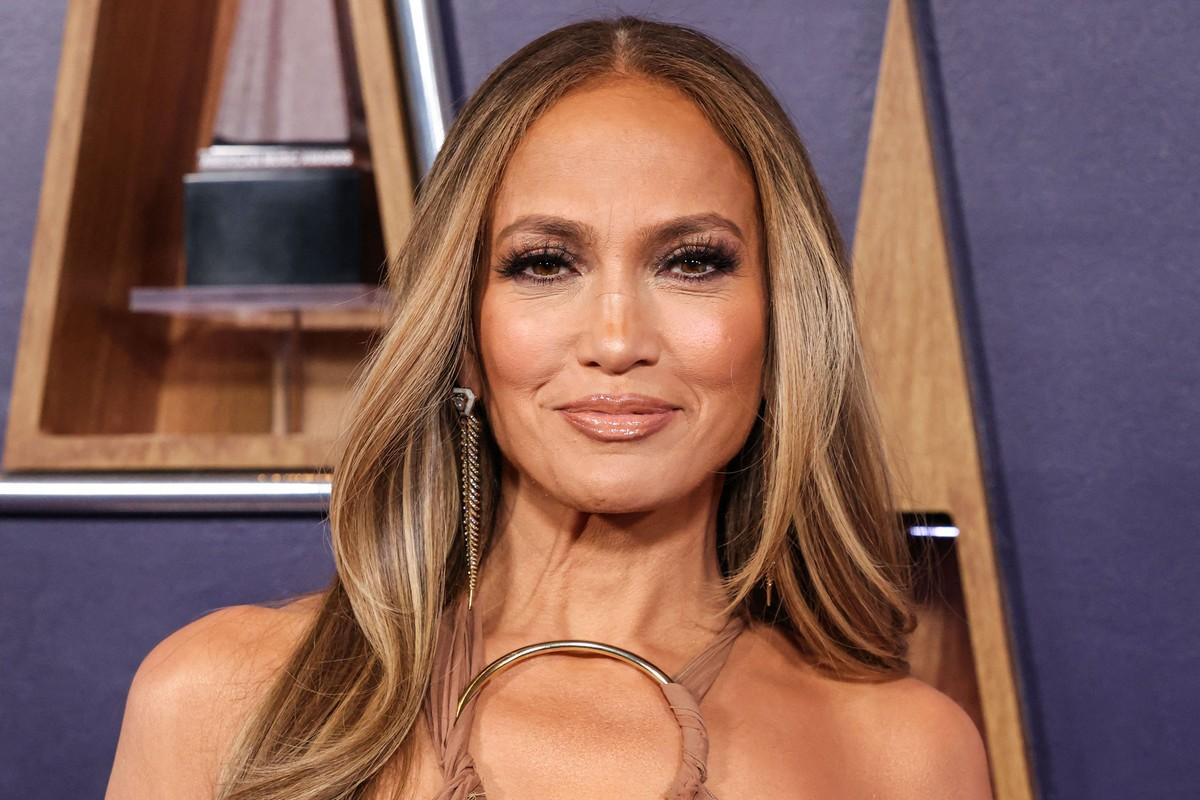 A source said Lopez still harbors anger over her breakup with Rodriguez.