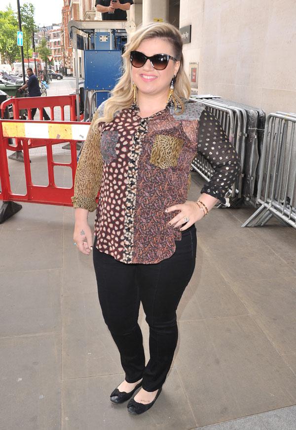 Kelly Clarkson All Smiles In U.K. Despite Potential Health Crisis Due ...