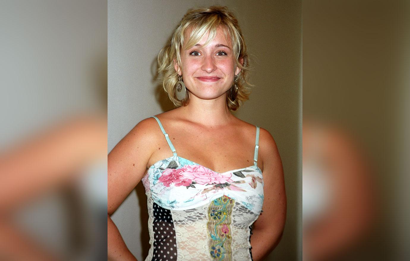 allison mack mental health treatment  hours community service  years sentence