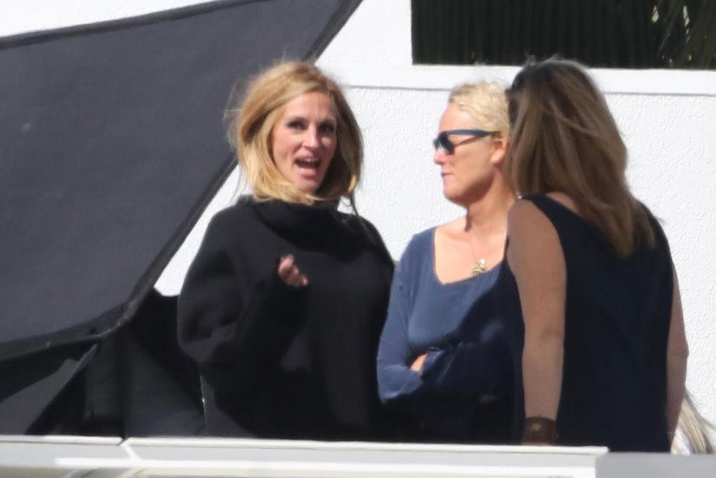 Photos Julia Roberts Suffers Wardrobe Malfunction Bare Butt In 