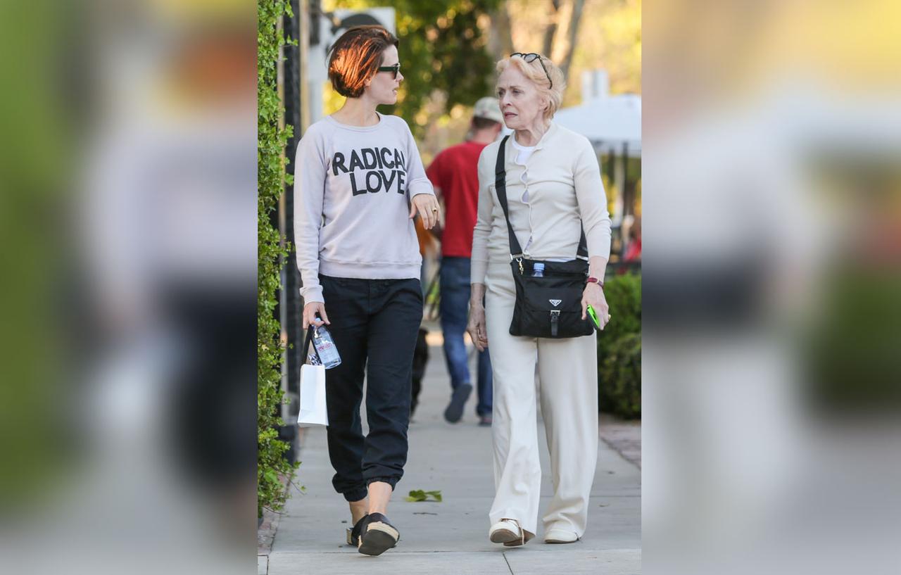 [PICS] Sarah Paulson Holland Taylor Shopping -- Split Rumors For ...