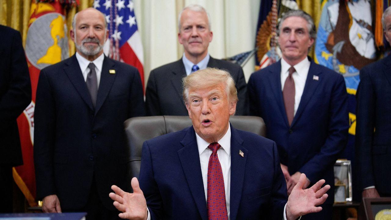 Image of Trump in his Oval Ofiice