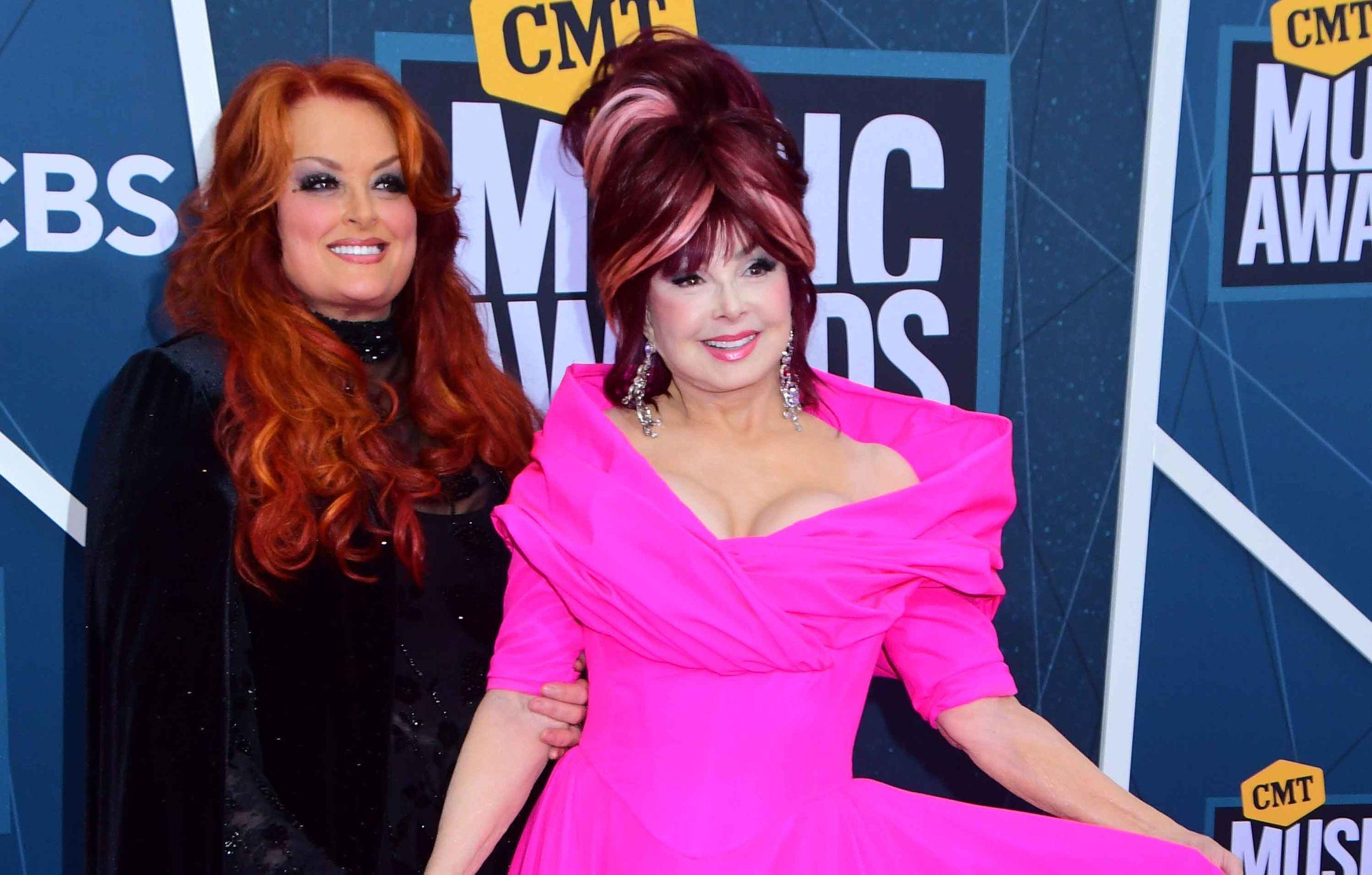 wynonna judd angry over mother naomi judds suicide