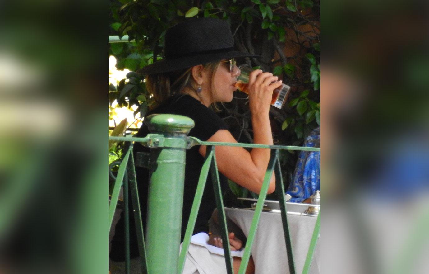 Jennifer Aniston Stays Cool In Italy