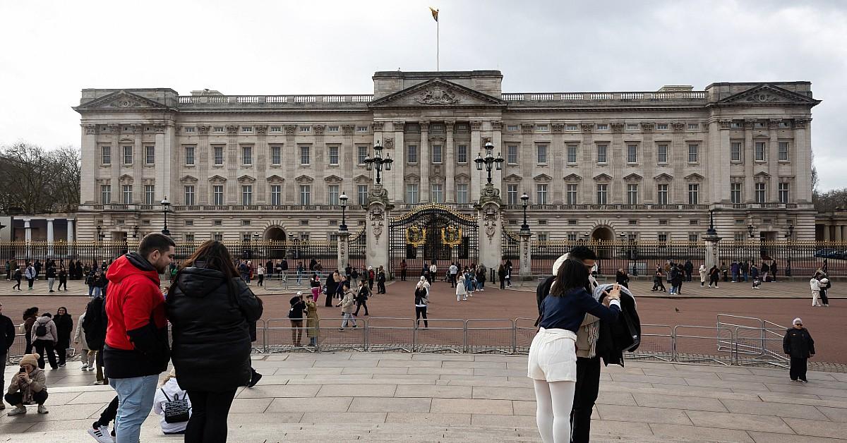 Buckingham Palace Festive Bash Descends Into Chaos As Maid Erupts