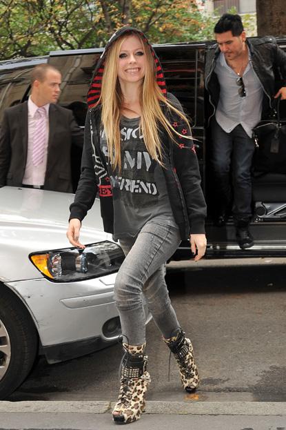 //inf_avril_lavigne_is_all_sm