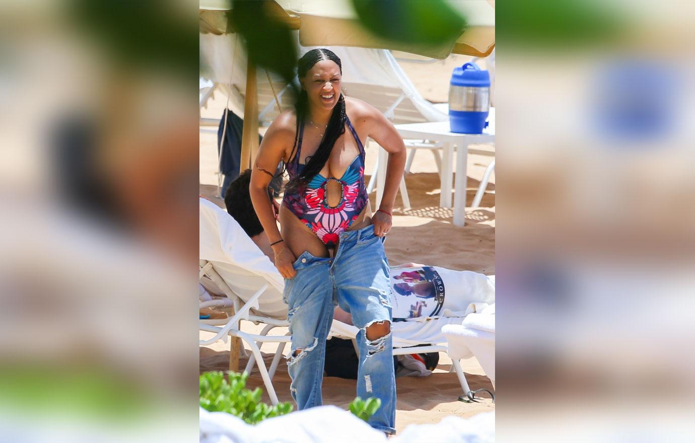 Tia Mowry Flaunts Fabulous Beach Body In Hawaii