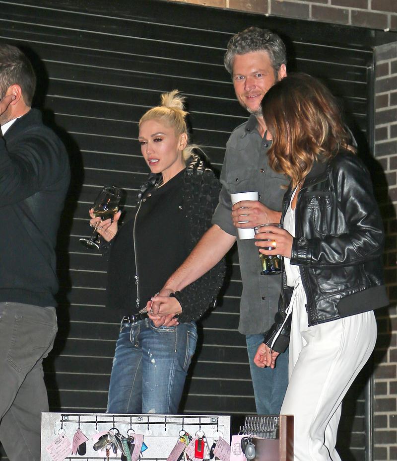 Blake Shelton Gwen Stefani Dating Holding Hands