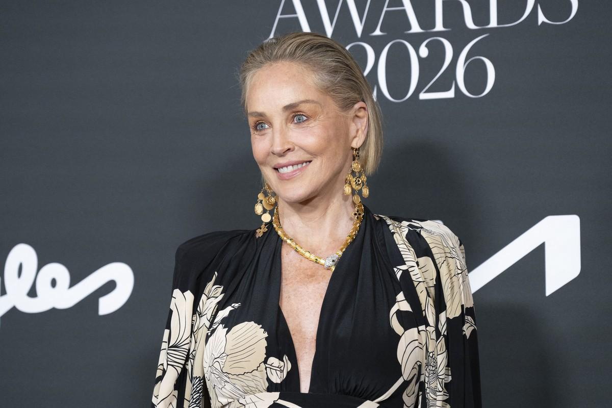 Stone said producer Robert Evans urged her to sleep with Baldwin to improve his performance.