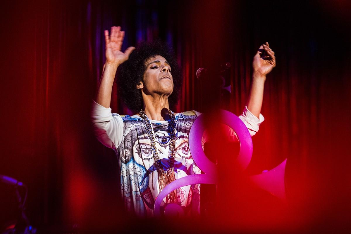 The former backing vocalist said Prince later apologized with 'balloons, toys and candy' following the alleged assault.