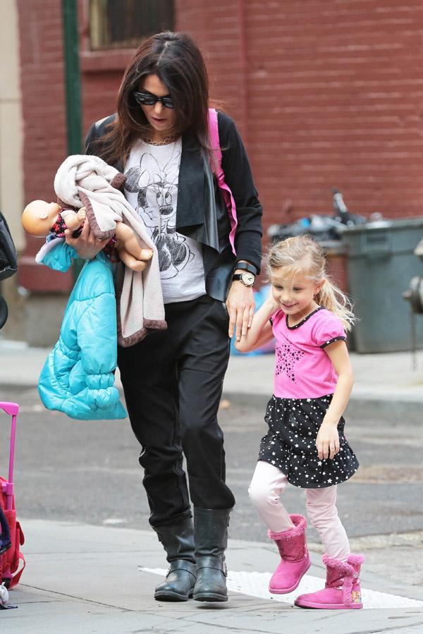 //bethenny frankel daughter bryn hoppy runs into traffic