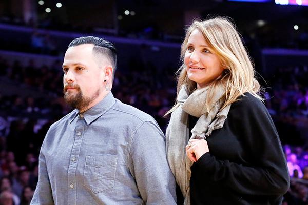 //cameron diaz benji madden kissing lakers game