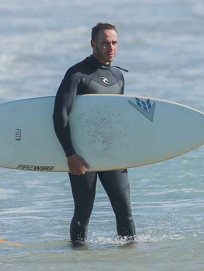 Buff Lewis Hamilton Shows Off What Shirtless SHOULD Look Like In Mexico