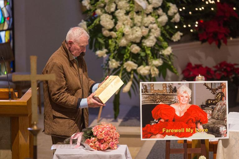 Zsa Zsa Gabors Fame Hungry Hubby Invites Cameras Inside Her Funeral 5911
