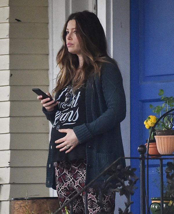 Pregnant Jessica Biel Returns To Work