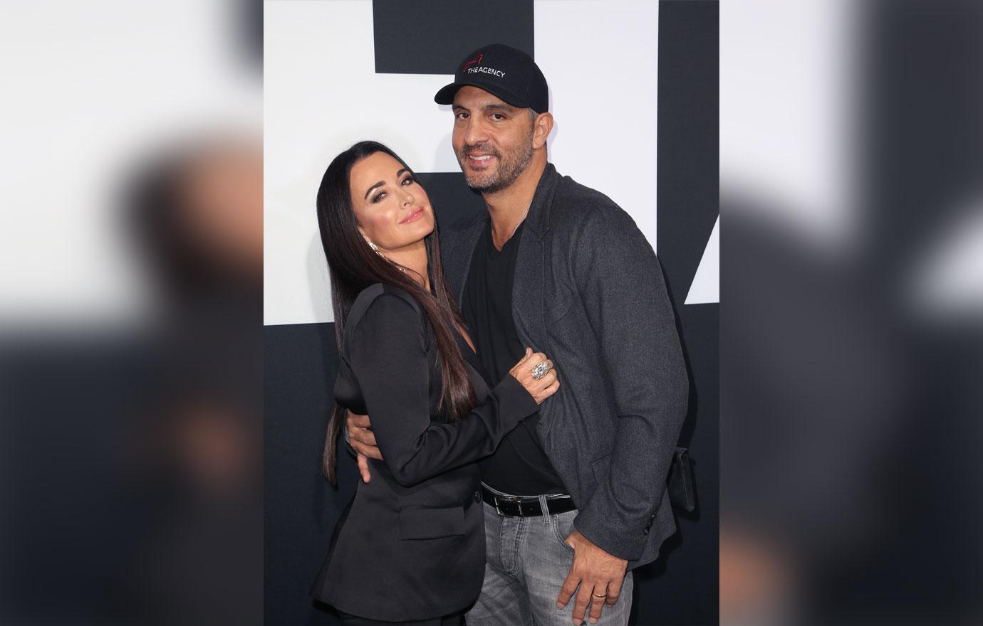 kyle richards husband mauricio umansky sues real estate agent  million malibu mansion