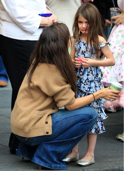 //katie holmes suri crying