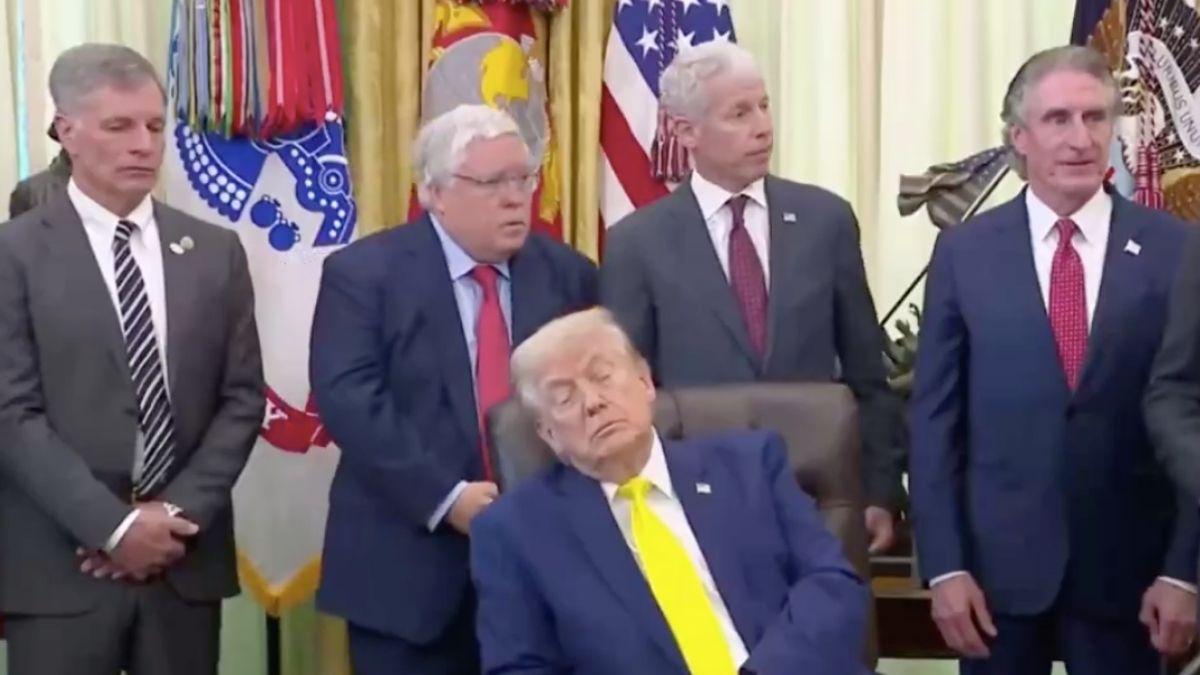 picture of donald Trump snoozing