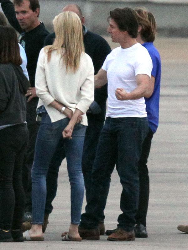 Sara Wright & Tom Cruise Flirting On Set