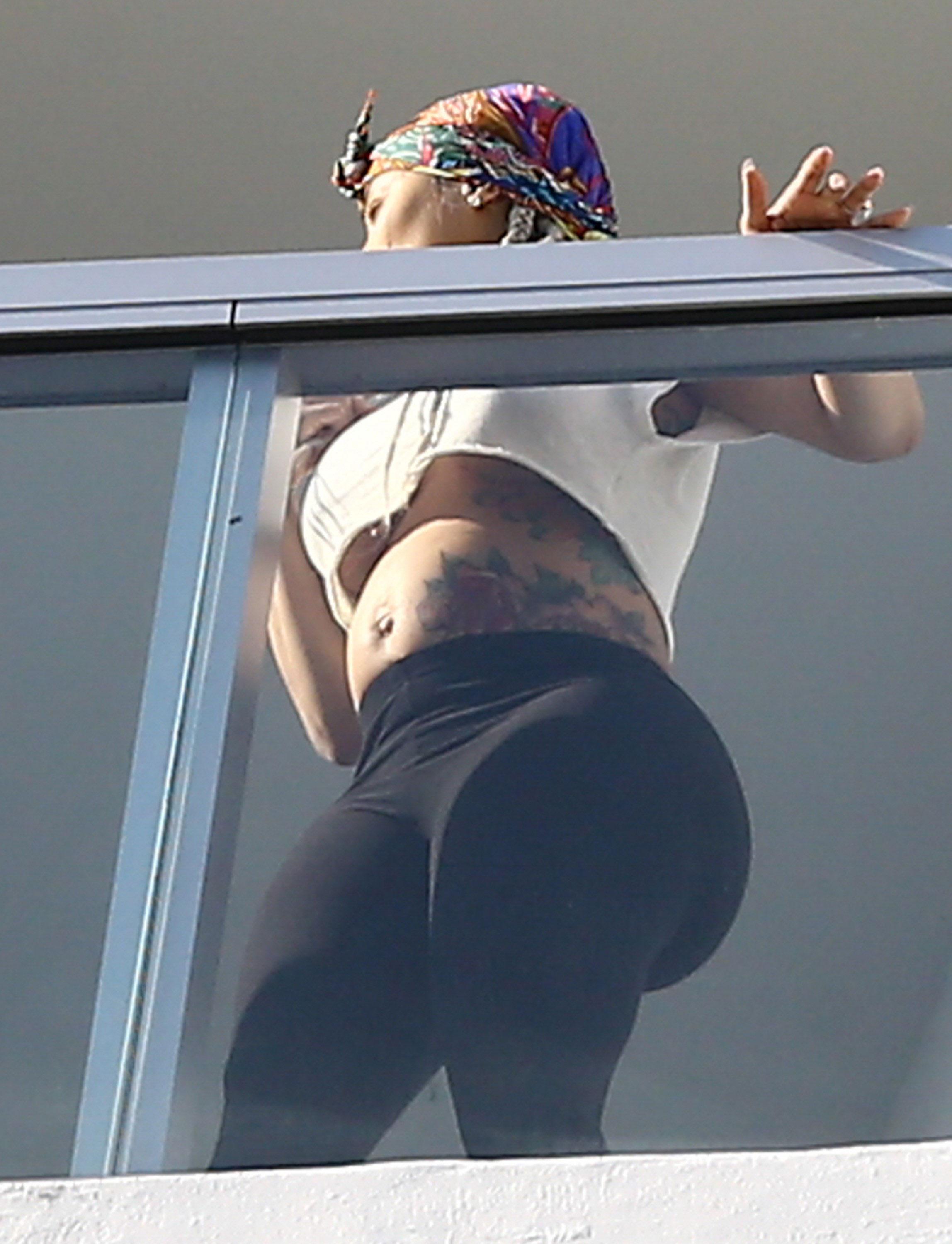 //blac chyna pregnant belly butt black yoga pants miami