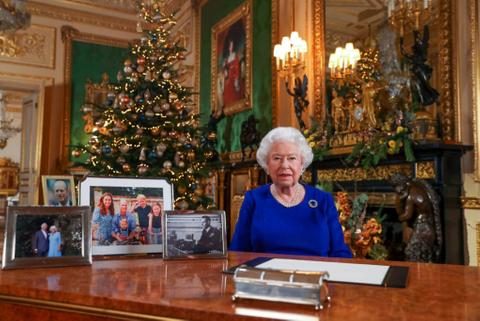 royal rift meghan prince harry reveal christmas card as queen snubs them x