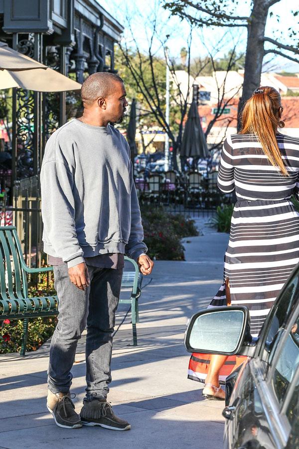 //kanye west caught checking out womans butt​