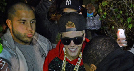 //justin_bieber_leaves_miami_hotel
