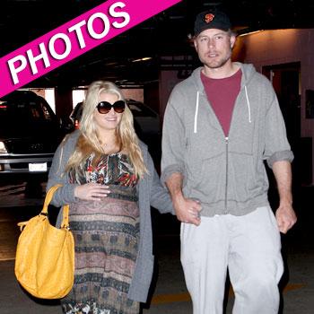 Jessica Simpson Tweets Photo of Her Second Baby Bump