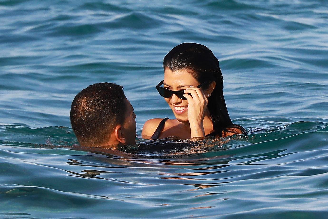 Kourtney kardashian wet swimsuit younes bendjima