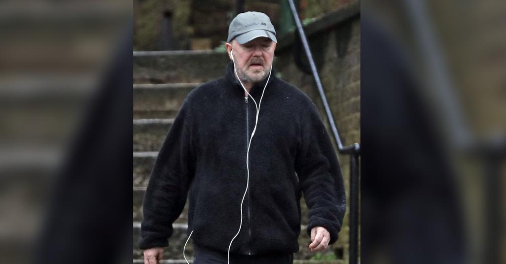 Golden Globes Host Ricky Gervais In New Bullying Row After Comic Robin