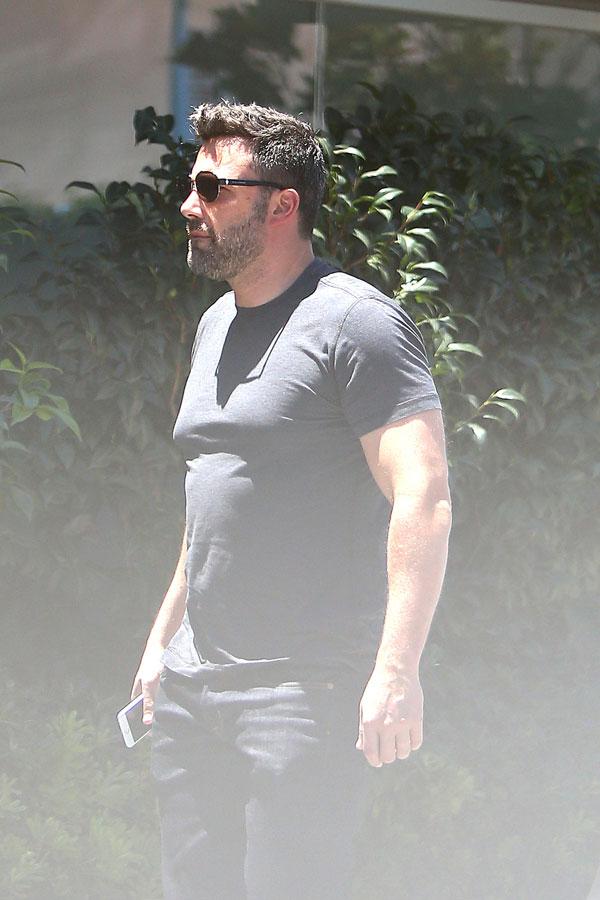 //ben affleck jennifer garner divorce ring off again after comic con