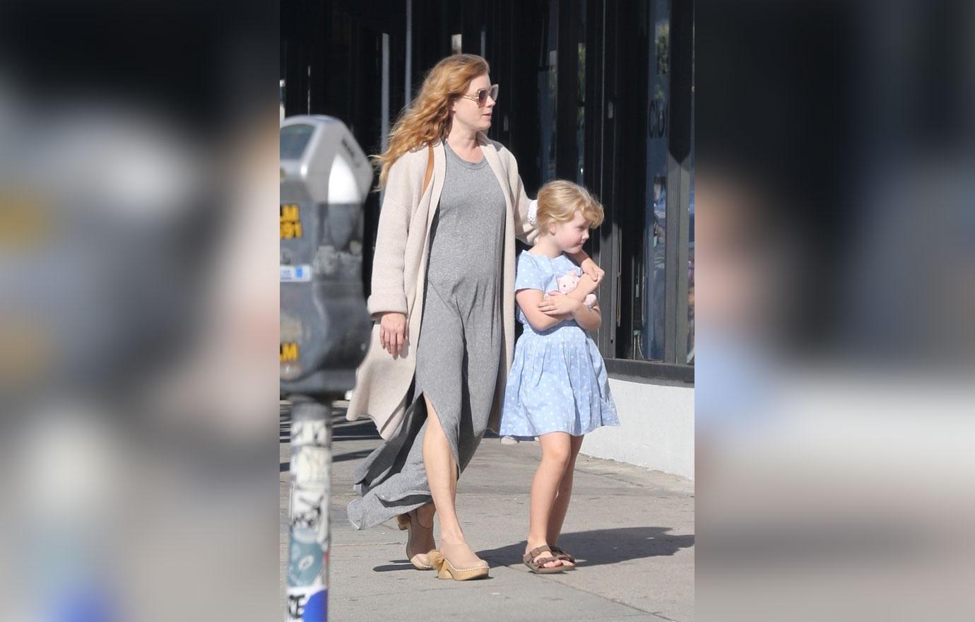 Amy Adams Pregnant Baby Bump Photos