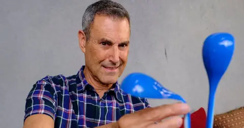 uri geller urges donald trump