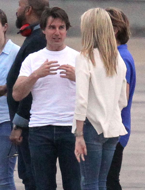 Sara Wright & Tom Cruise Flirting On Set