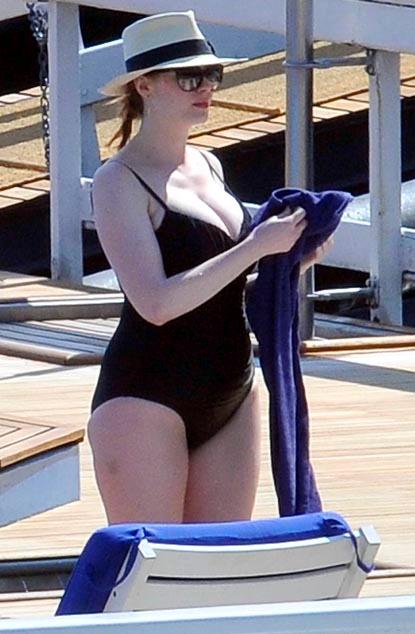 //christina hendricks bikini