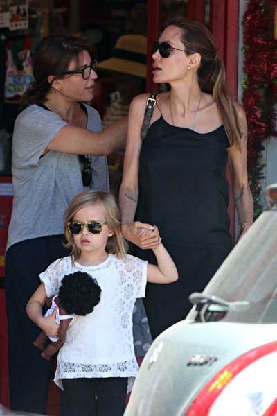 //angelina jolie kids shopping lunch sydney