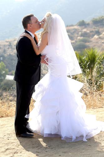 Pregnant Courtney Stodden Busts Out Of Her Wedding Dress During Vows I Couldn T Be Happier
