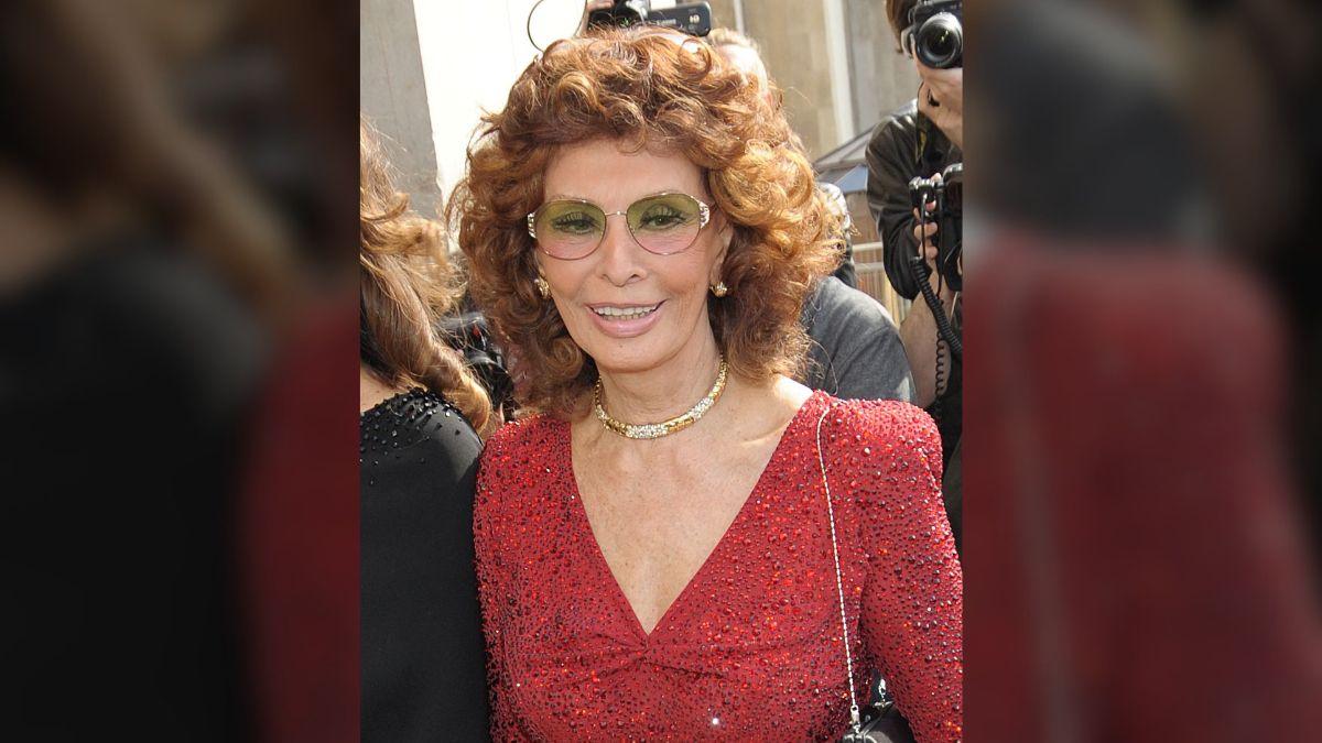 Sophia Loren said she confronted Marlon Brando on the set of 'A Countess From Hong Kong' after he behaved inappropriately toward her.